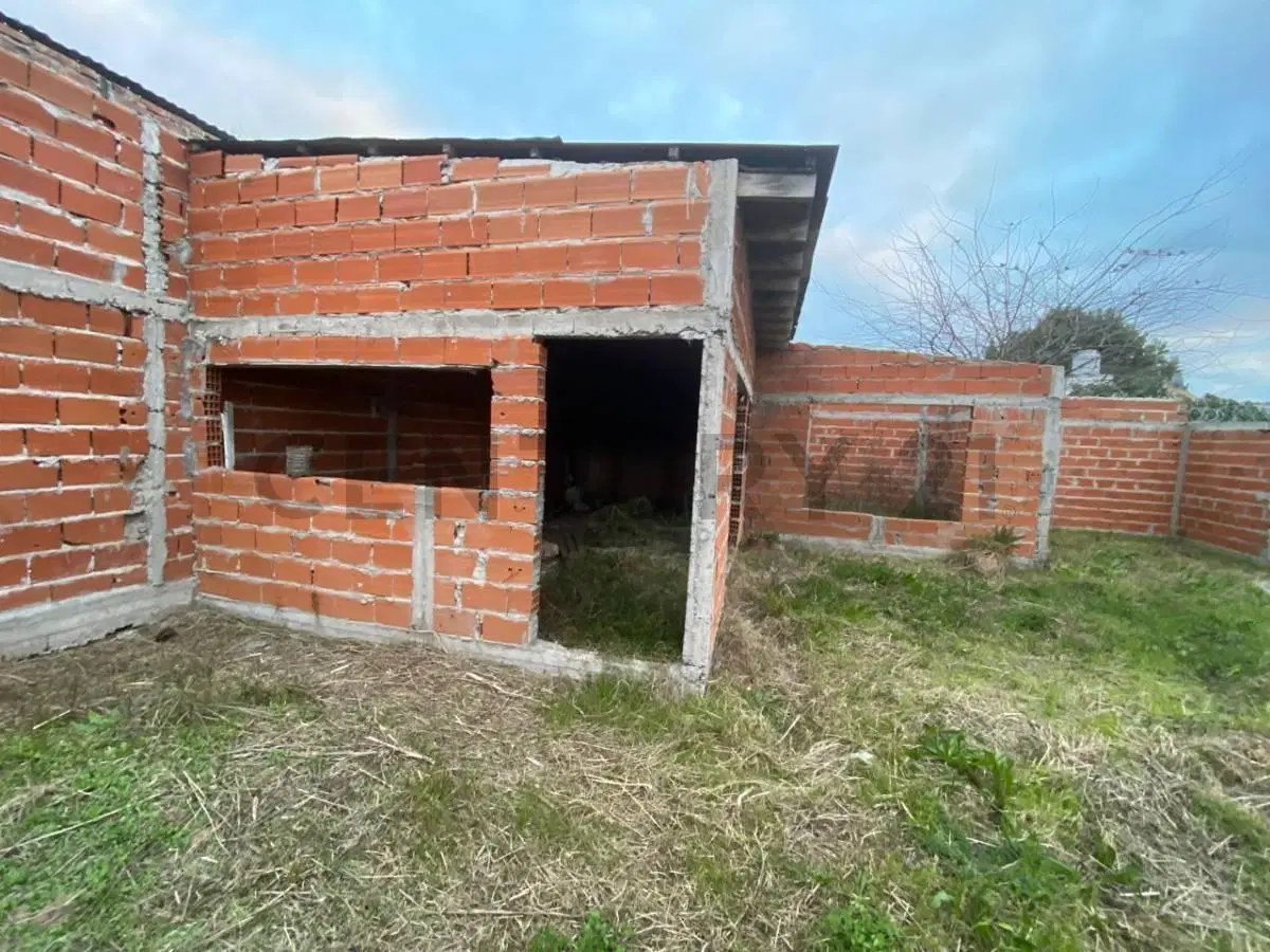 TERRENO EN VENTA CON PARED PERIMETRAL E INICIO DE CONSTRUCCION 3