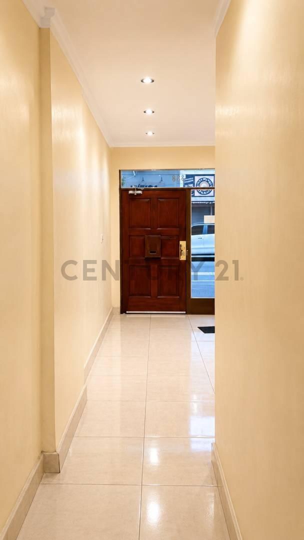 Foto de VENTA DEPARTAMENTO SUPER LUMINOSO 4 AMB + DEPENDENCIA, imagen 2