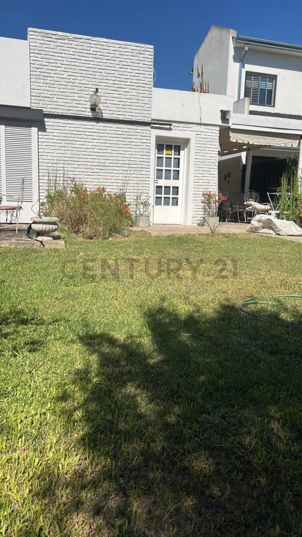Foto de Casa en alquiler en Manuel B. Gonnet – Verde, comodidad y entorno único, imagen 1
