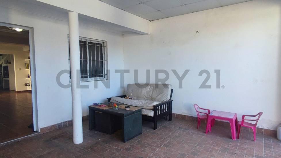 Foto de Casa 4 dormitorios con Local independiente en Villa Elvira, imagen 2