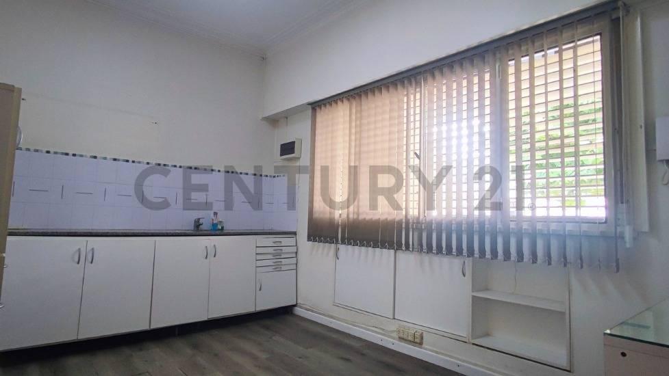 Foto de Casa 3 Dormitorios c/ Consultorio en Los Hornos., imagen 5