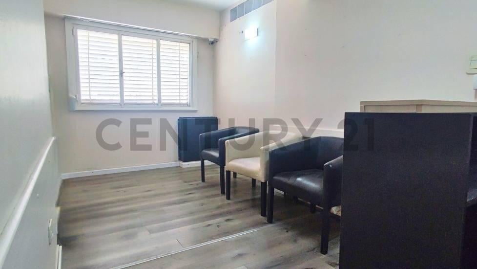 Foto de Casa 3 Dormitorios c/ Consultorio en Los Hornos., imagen 2
