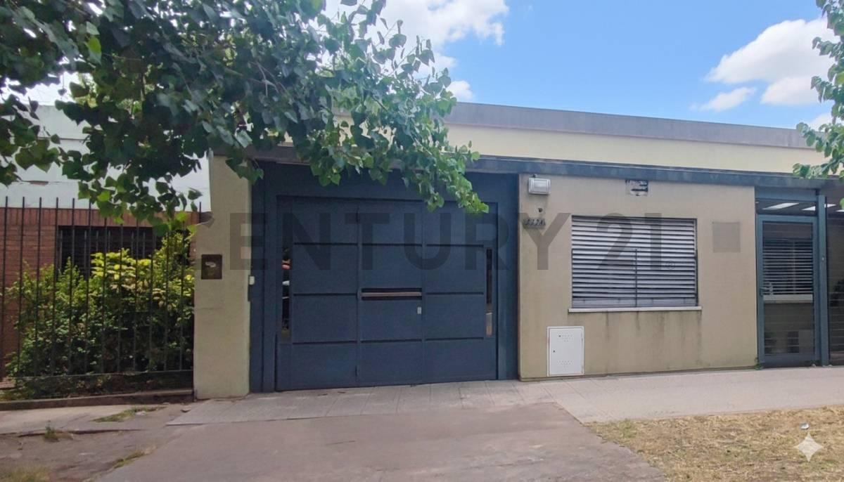 Foto de Casa 3 Dormitorios c/ Consultorio en Los Hornos., imagen 3