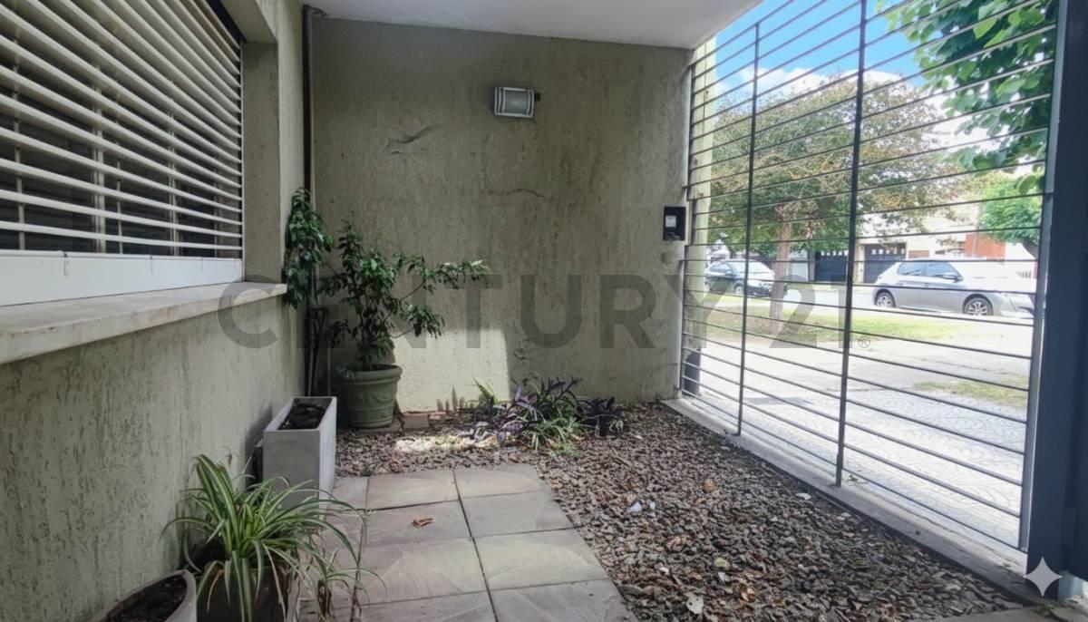 Foto de Casa 3 Dormitorios c/ Consultorio en Los Hornos., imagen 4