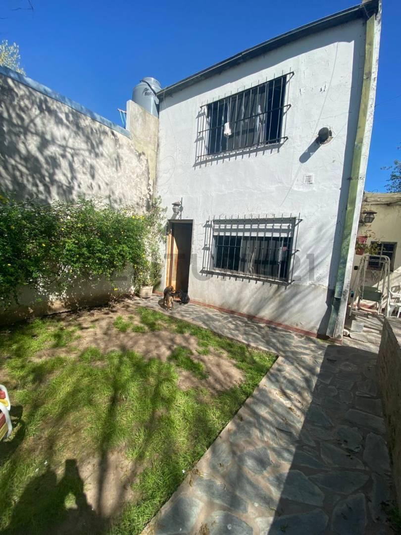 Foto de CASA EN VENTA 3 DORM, COCHERA, BAÑO, QUINCHO Y PILETA. Excelente, imagen 1