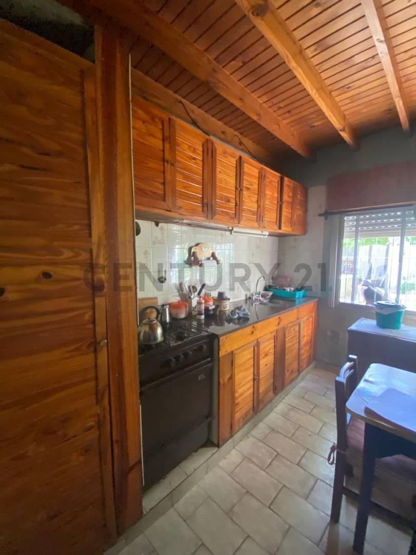 Foto de CASA EN VENTA 3 DORM, COCHERA, BAÑO, QUINCHO Y PILETA. Excelente, imagen 4