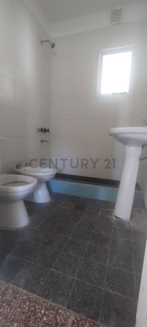 Foto de CASA EN VENTA EN LOS HORNOS - LA PLATA - CALLE 146 Nro. 1569 E/64 Y 65, imagen 1