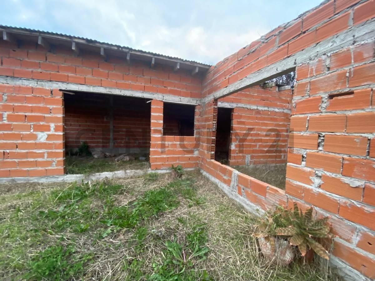 Foto de TERRENO EN VENTA CON PARED PERIMETRAL E INICIO DE CONSTRUCCION, imagen 1