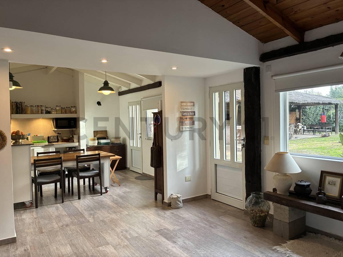 Foto de CASA EN VENTA EN CITY BELL 3 DOMITORIOS Y PILETA, imagen 1
