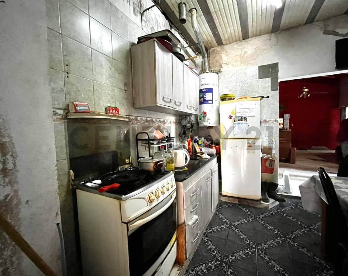 Foto de Casa en venta sobre esquina – Gran potencial de reciclaje – La Plata, imagen 2