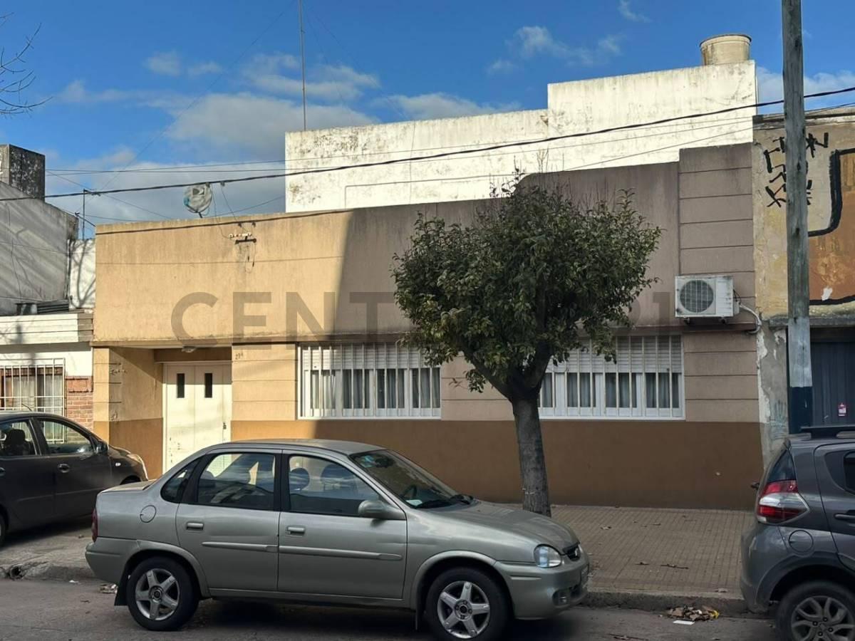 Foto de Casa con departamento en planta alta., imagen 2