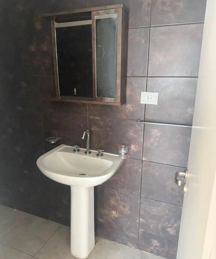 MERGER INMOBILIARIALQUILA DPTO DE UN DORMI, SIN BALCON A 50MT DE CALLE BV.ILLIA NUEVA CBA! 5