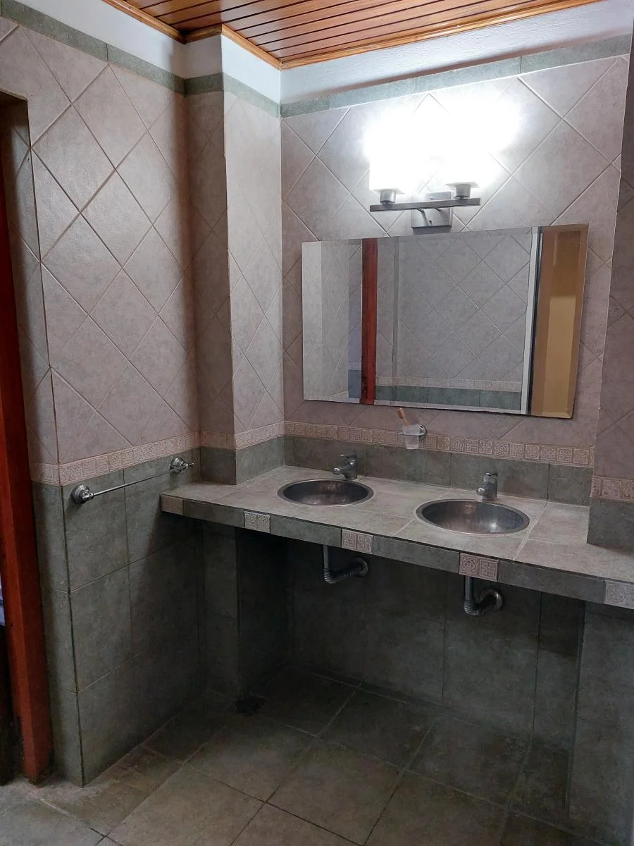 Impecable Casa de Dos Plantas de 6 Ambientes con Piscina y Garage 3