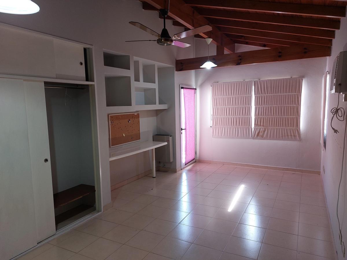 Impecable Casa de Dos Plantas de 6 Ambientes con Piscina y Garage 2