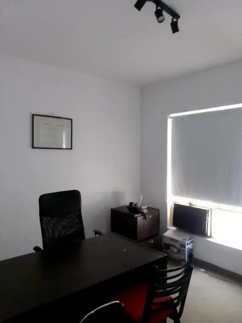 Oficina en venta con mobiliario 1