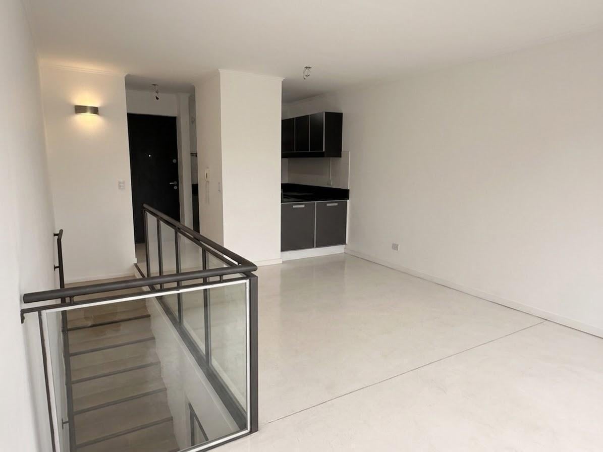 Foto de Departamento Triplex 3 ambientes con balcon ,terraza y cochera en, imagen 2
