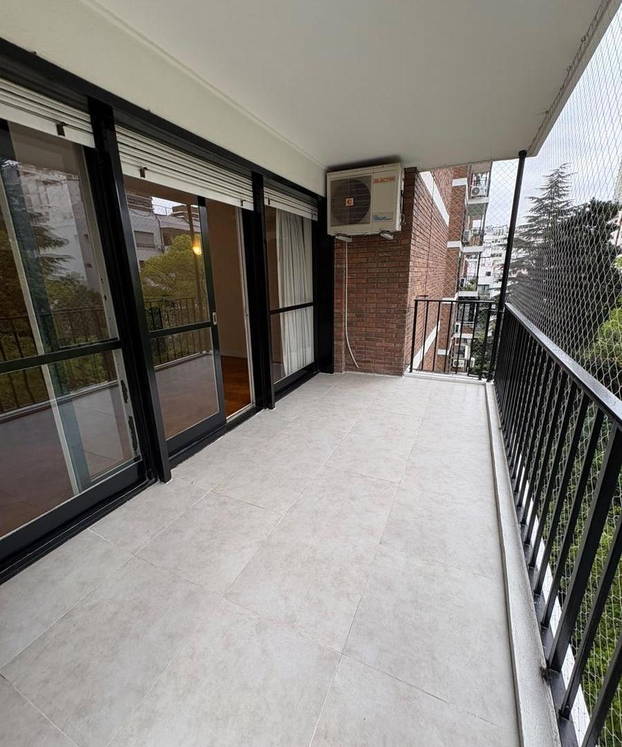 Foto de EN VENTA 4 AMBIENTES CON DOS DORMITORIOS DE SERVICIO - COCHERA Y BAULERA, imagen 4