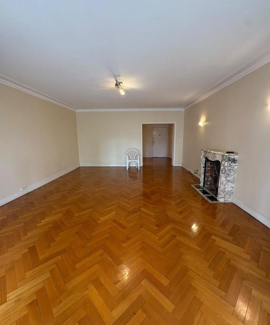 Foto de EN VENTA 4 AMBIENTES CON DOS DORMITORIOS DE SERVICIO - COCHERA Y BAULERA, imagen 3