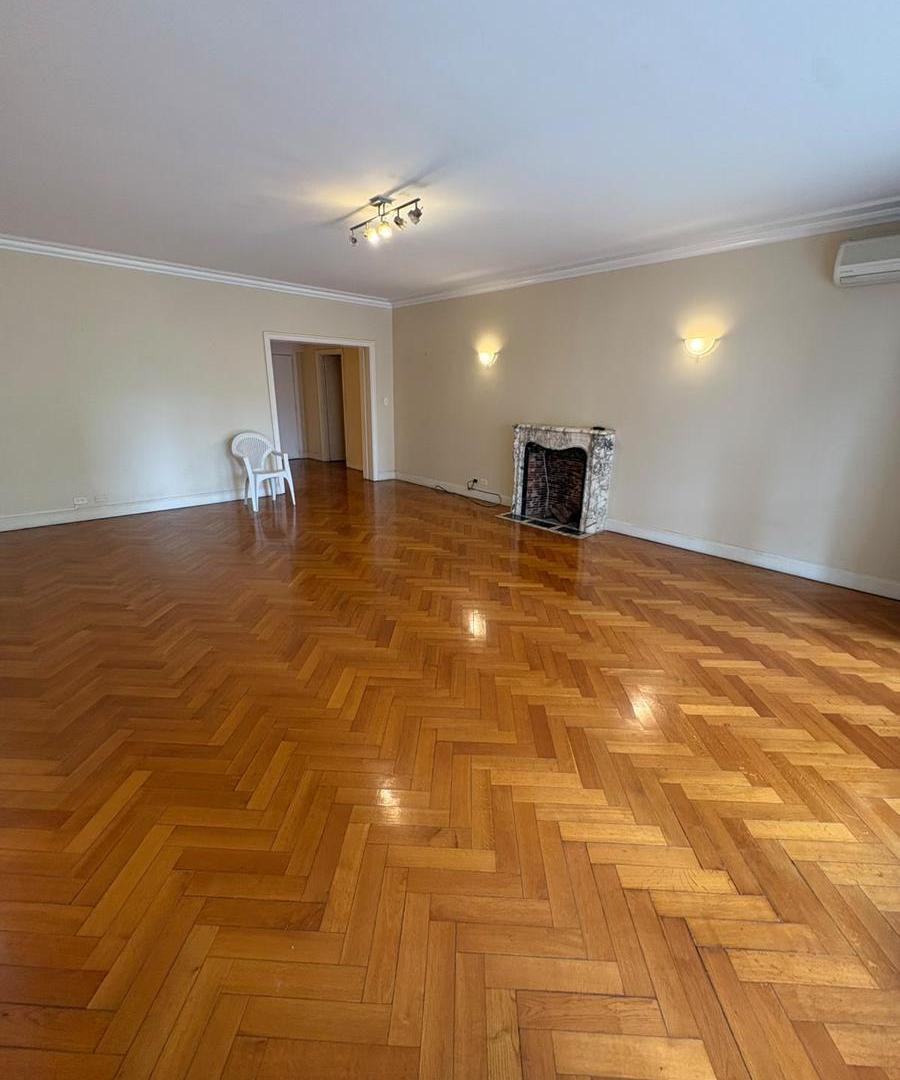Foto de EN VENTA 4 AMBIENTES CON DOS DORMITORIOS DE SERVICIO - COCHERA Y BAULERA, imagen 2