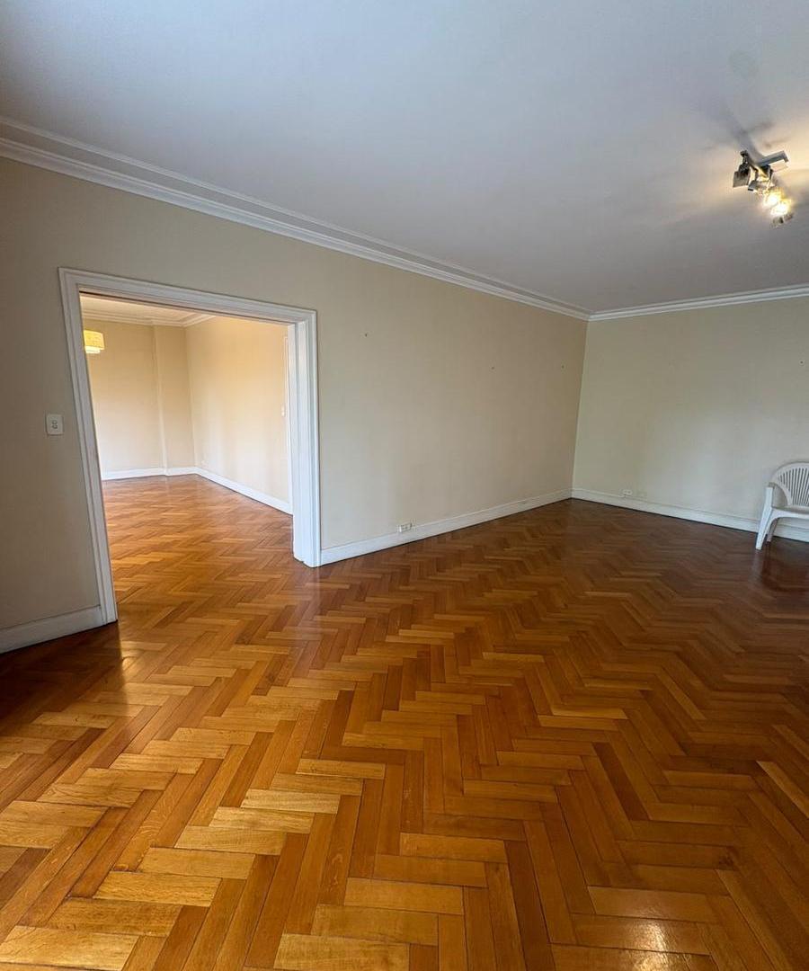 Foto de EN VENTA 4 AMBIENTES CON DOS DORMITORIOS DE SERVICIO - COCHERA Y BAULERA, imagen 1