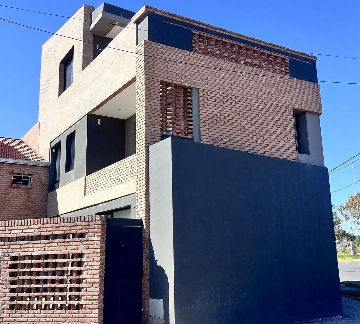 VENTA - Casa de Autor 3 Plantas   Cochera - Villa Farrel, Neuquén 3