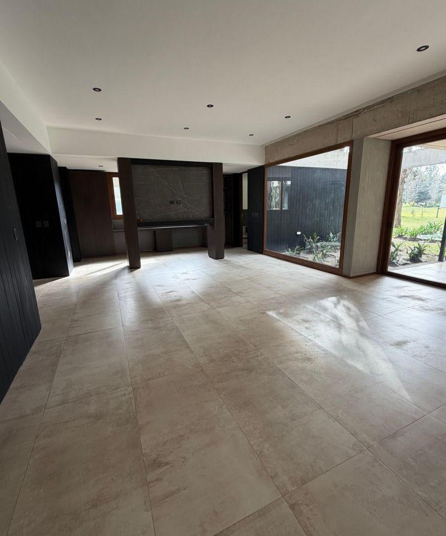 Foto de CASA EN VENTA EN MIRALAGOS-4 AMBIENTES CON PILETA, imagen 1