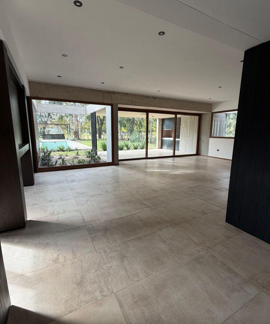 Foto de CASA EN VENTA EN MIRALAGOS-4 AMBIENTES CON PILETA, imagen 5