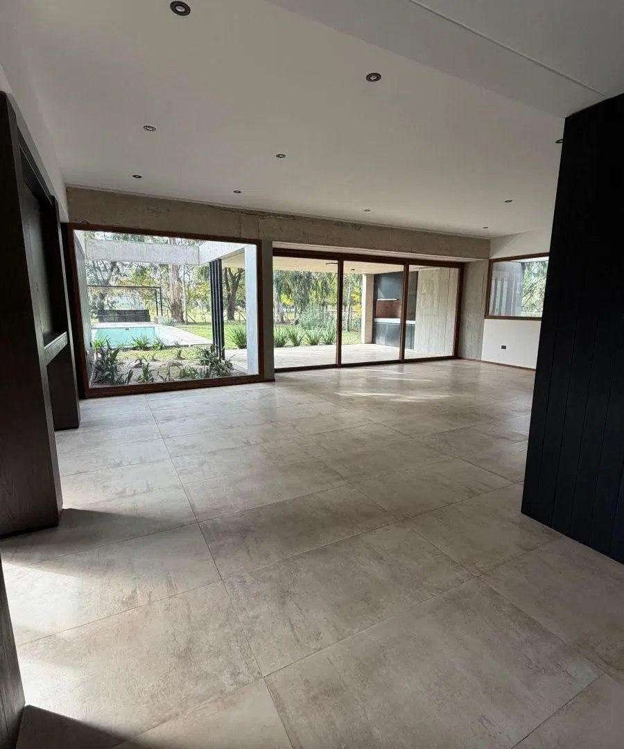 CASA EN VENTA EN MIRALAGOS-4 AMBIENTES CON PILETA 5