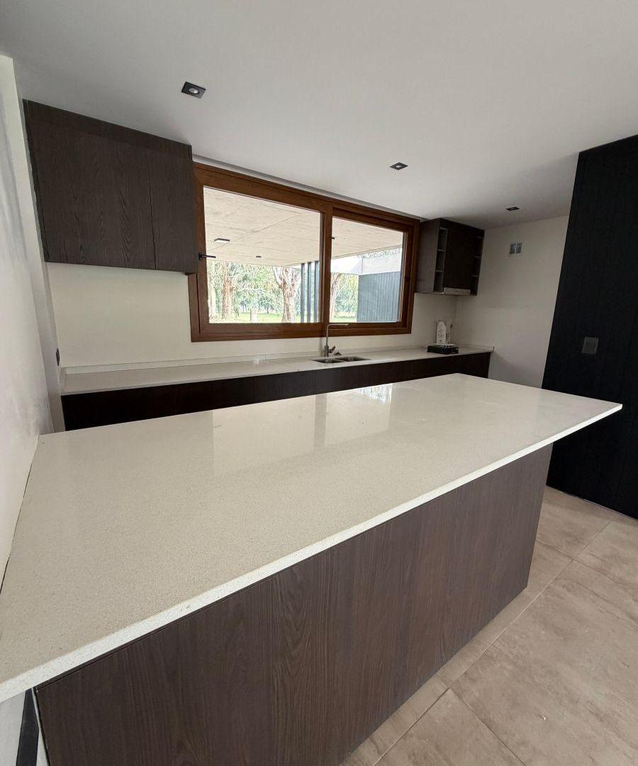 Foto de CASA EN VENTA EN MIRALAGOS-4 AMBIENTES CON PILETA, imagen 3