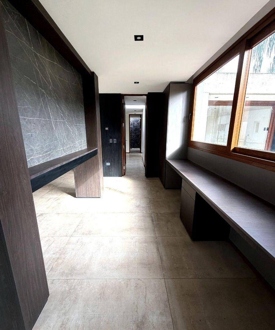 Foto de CASA EN VENTA EN MIRALAGOS-4 AMBIENTES CON PILETA, imagen 2