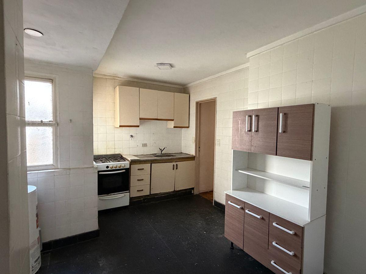 Foto de VENTA DPTO 4 AMBIENTES CON COCHERA - PARA RECICLAR, imagen 2