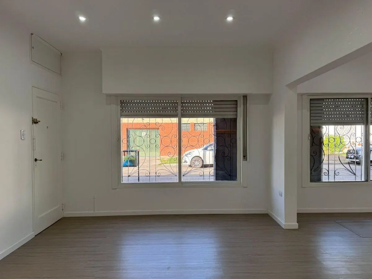 HERMOSO PH 3 AMBIENTES REFACCIONADO A NUEVO, EN EXCELENTE UBICACION A MTS DE CAPITAL!! 3