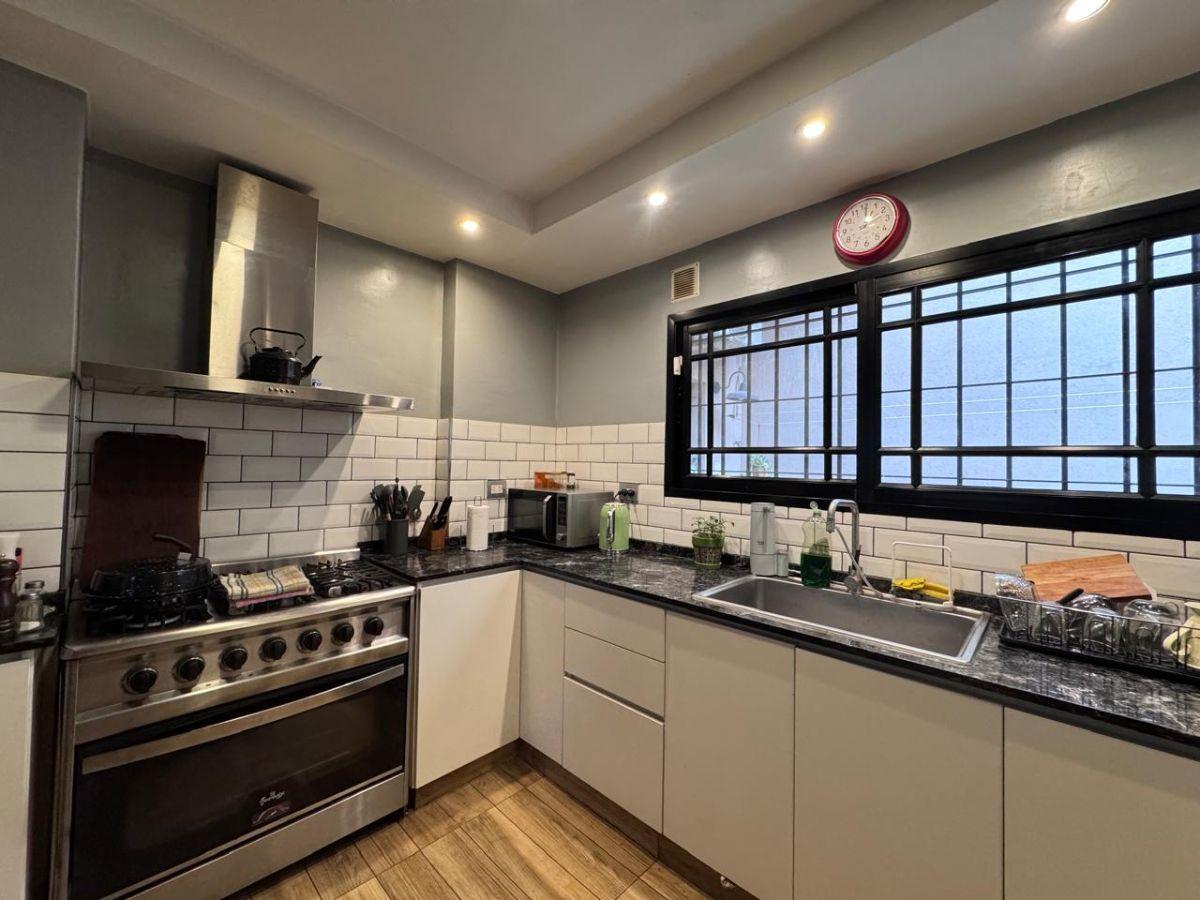 Foto de HERMOSA CASA 3 AMBIENTES CON PATIO Y TERRAZA, A MTS DE CAPITAL, imagen 2