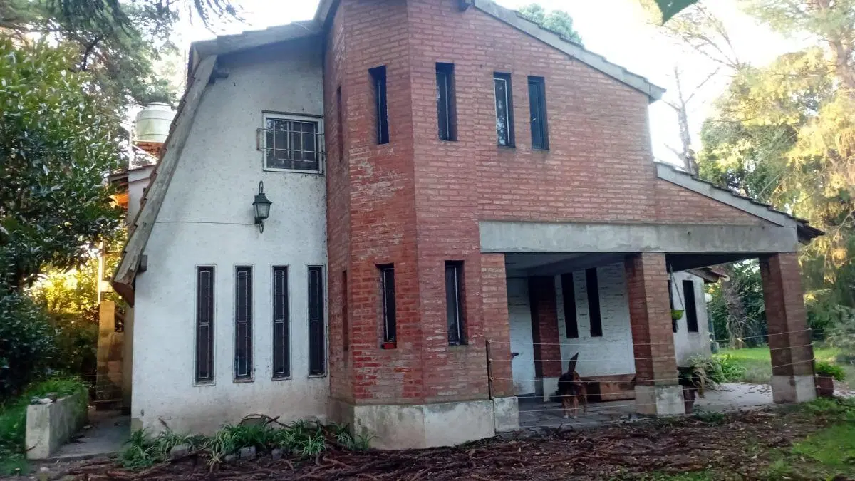 VENTA Casa tipo chalet en dos plantas (200MTS2).
Buena forestación, piscina tipo tanque australiano 3