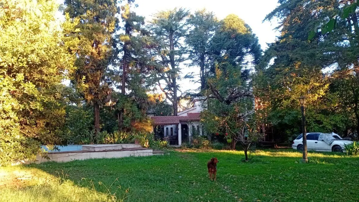 VENTA Casa tipo chalet en dos plantas (200MTS2).
Buena forestación, piscina tipo tanque australiano 2