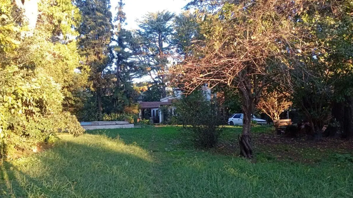 VENTA Casa tipo chalet en dos plantas (200MTS2).
Buena forestación, piscina tipo tanque australiano 4