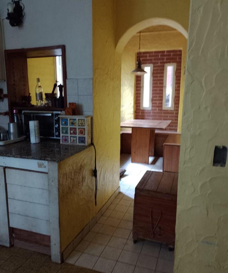 Foto de Lote con Casa de 2 plantas, frondosa arboleda y garage cubierto, imagen 2