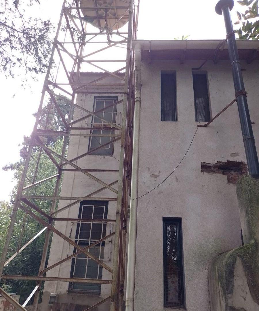 Foto de Lote con Casa de 2 plantas, frondosa arboleda y garage cubierto, imagen 4
