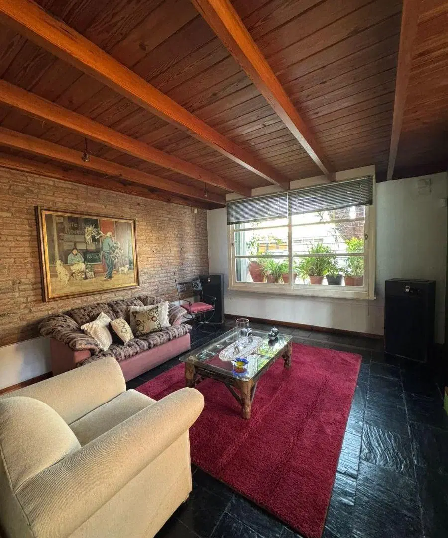 VENTA GRAN CASA CON IDENTIDAD PROPIA EN ZONA RESIDENCIAL DE ZÁRATE 2