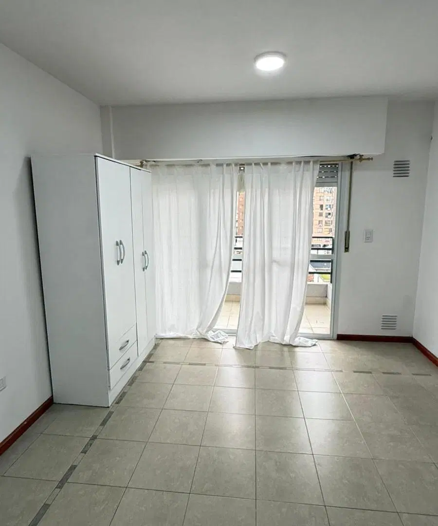 Departamento monoambiente con balcon al frente y amenities 1