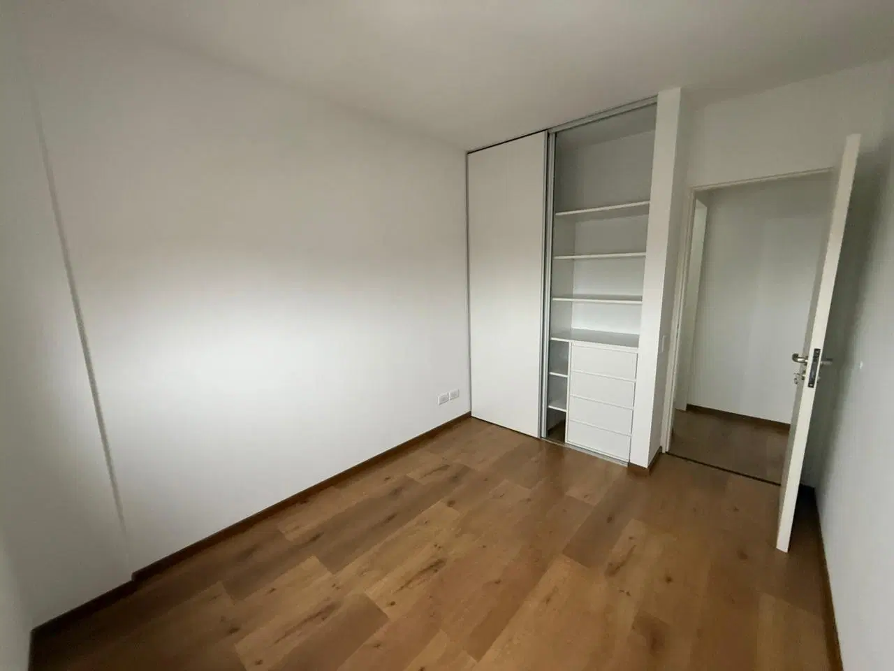 Departamento dos dormitorios con cochera en planta baja 1