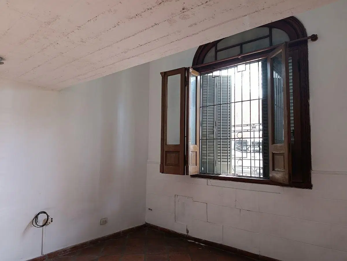 Casa al frente ,2 dorm.,patio y cochera 1