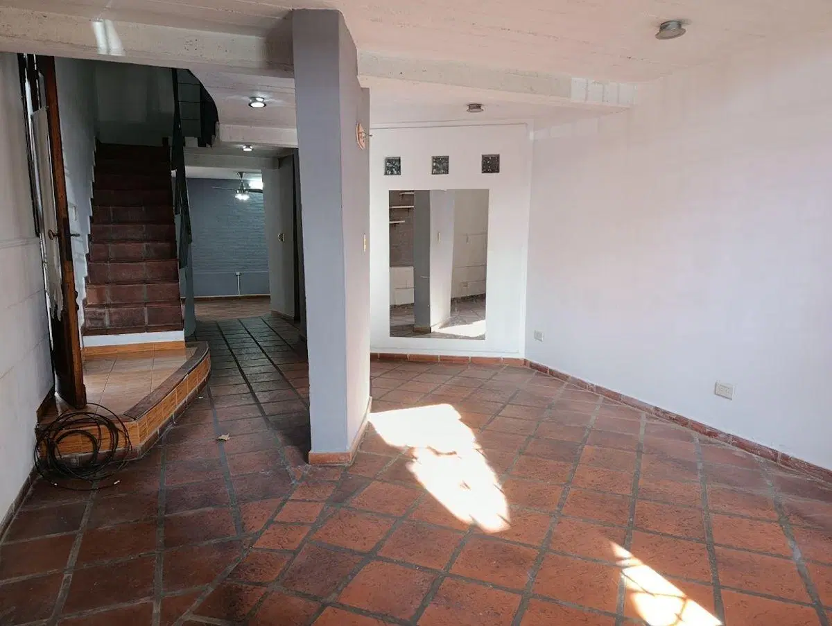 Casa al frente ,2 dorm.,patio y cochera 4