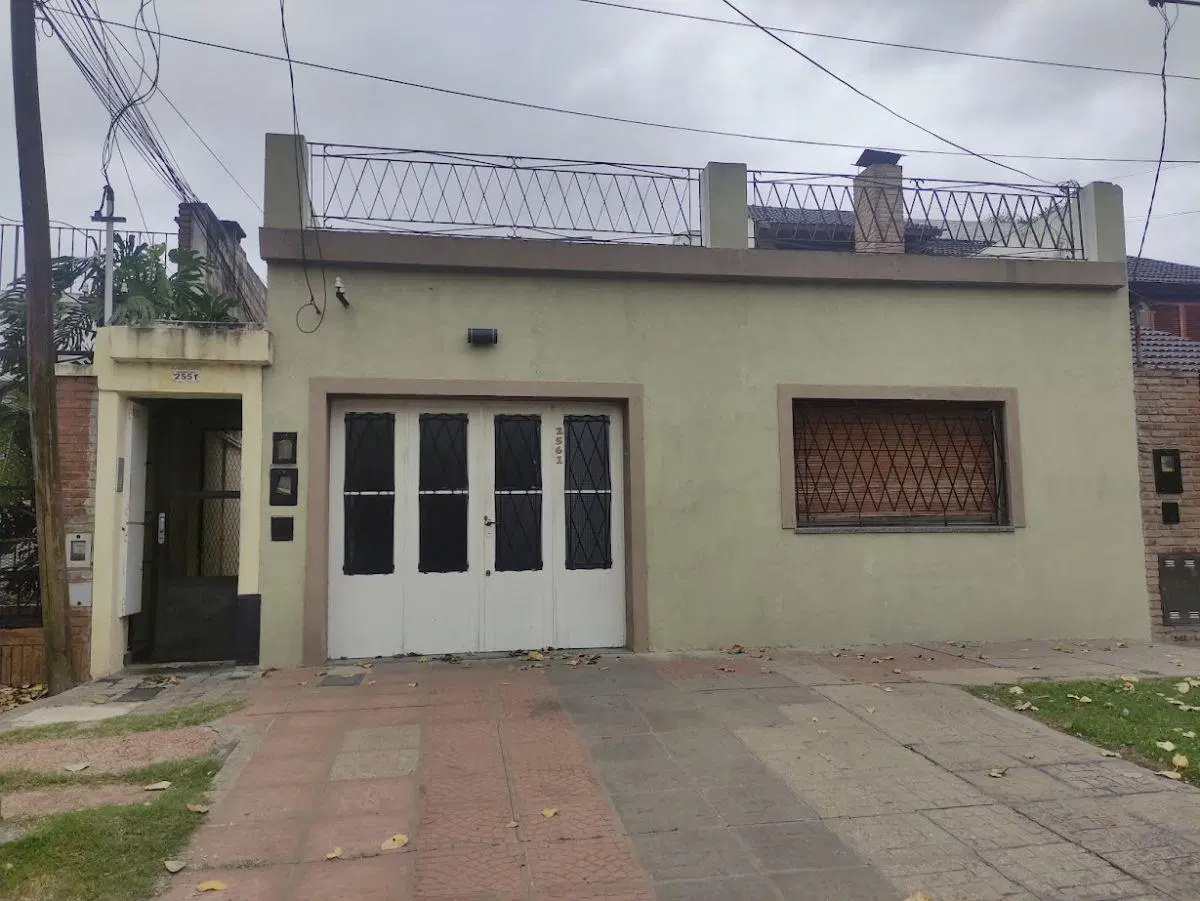 Casa 2 dormitorios,cochera y patio cubierto 2
