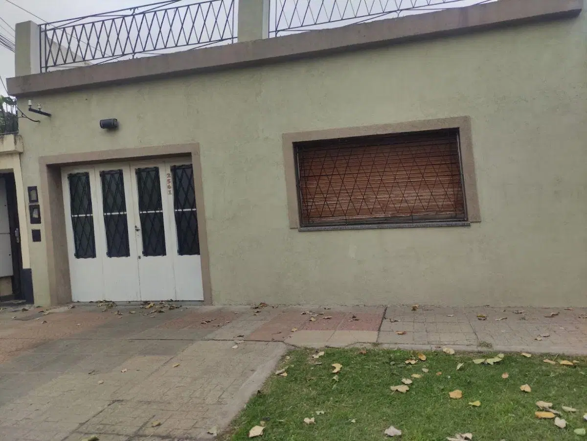 Casa 2 dormitorios,cochera y patio cubierto 4