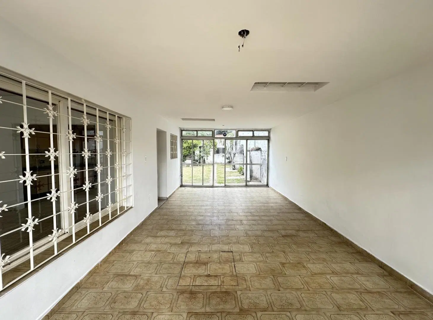 Casa con gran jardín y cochera 5