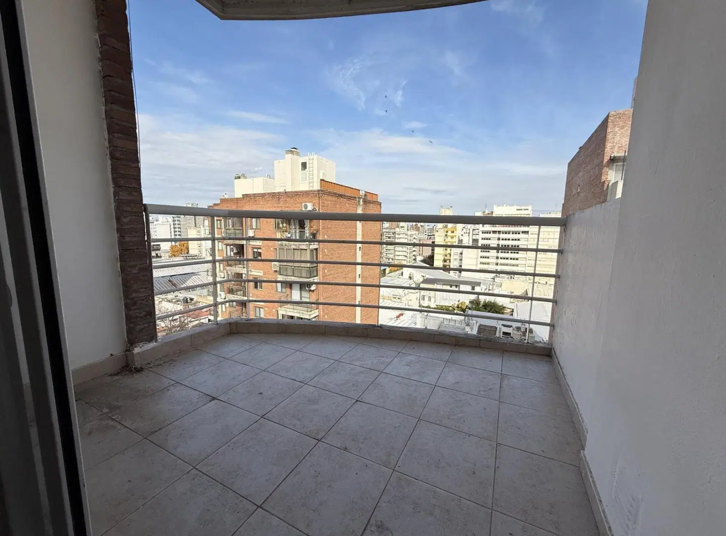 Monoambiente divisible con balcón terraza. Piso alto. Excelente ubicación 4