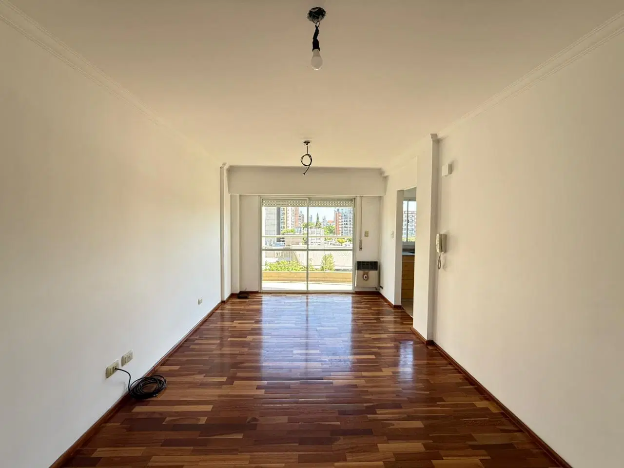 Semipiso 1 dormitorio con doble balcón. Excelente estado. 1