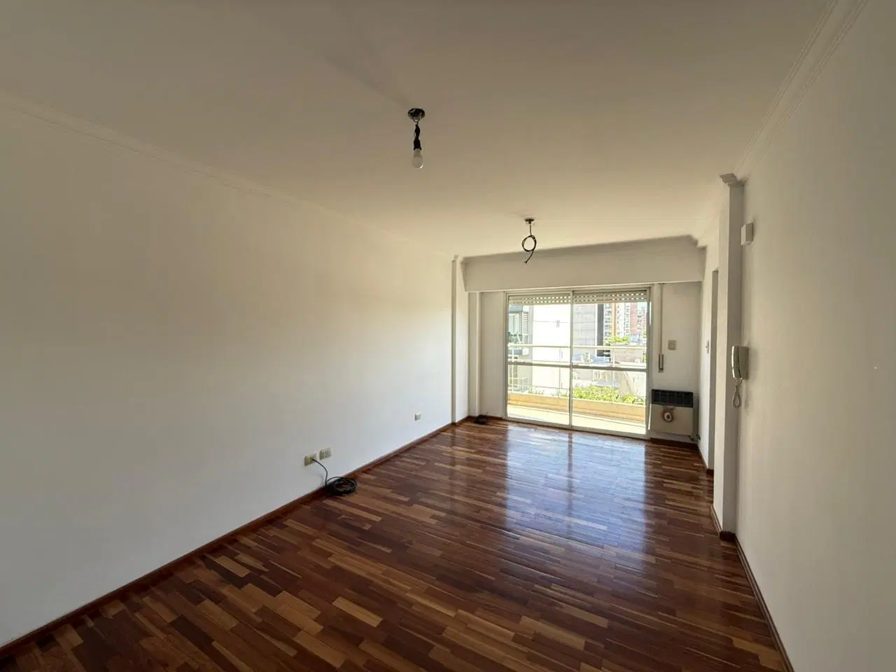 Semipiso 1 dormitorio con doble balcón. Excelente estado. 2