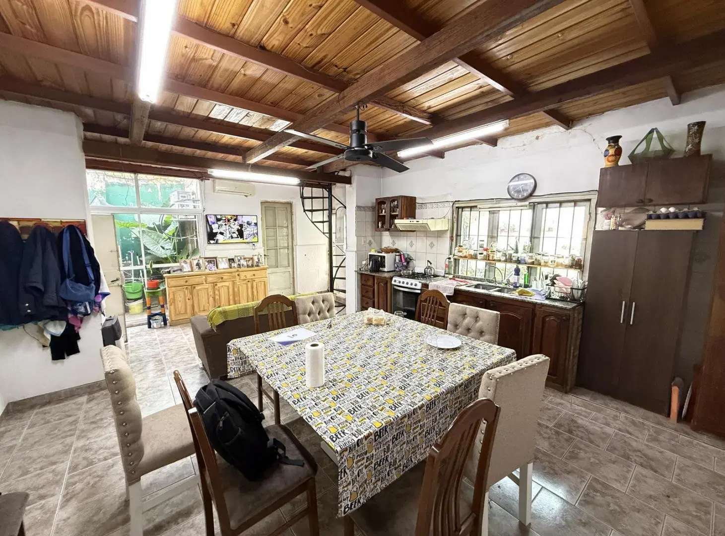 2 casas. Patio. Cochera. Amplios ambientes 4